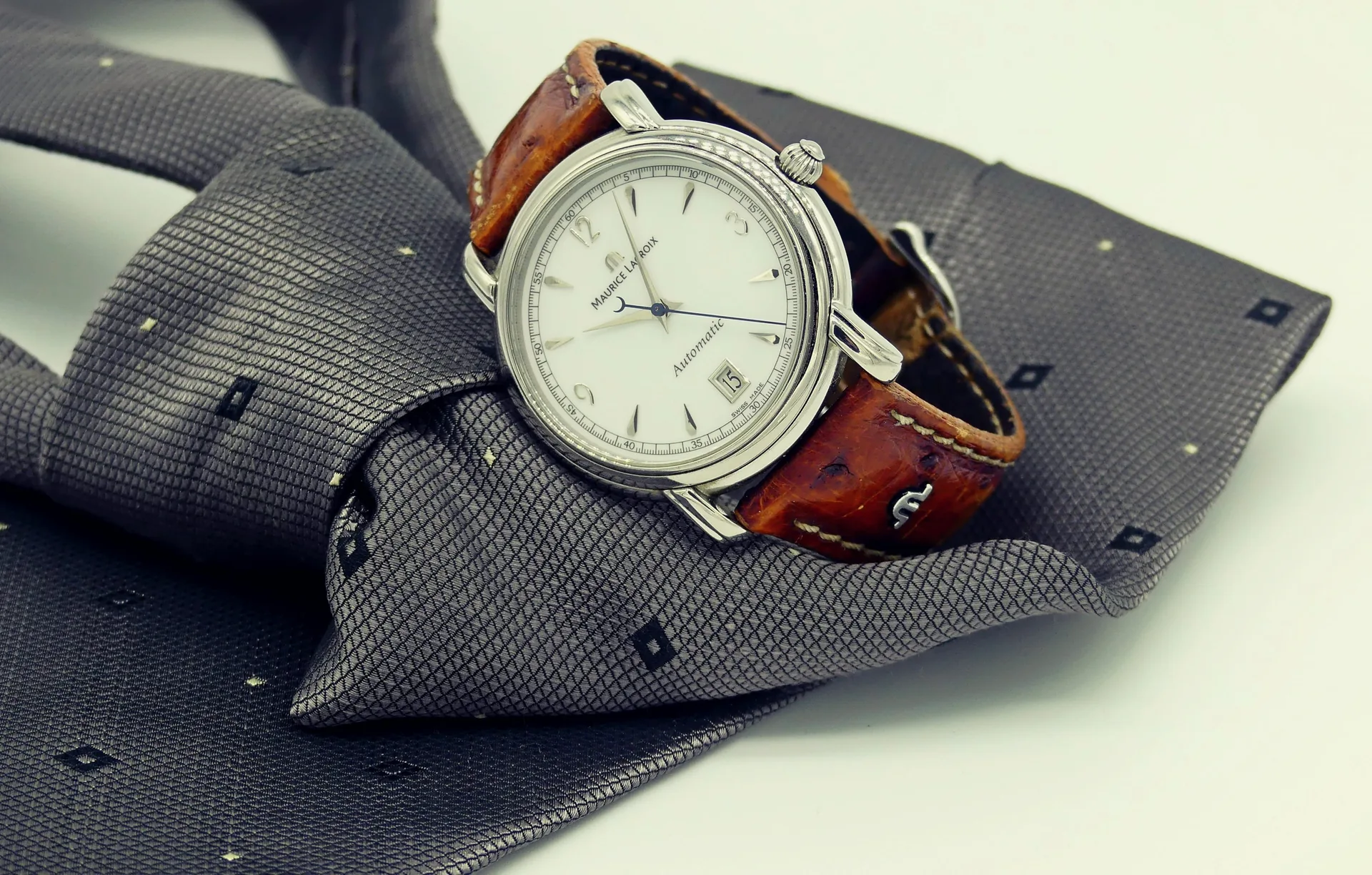 Krawatten und Armbanduhr als stilvolle Herrenaccessoires