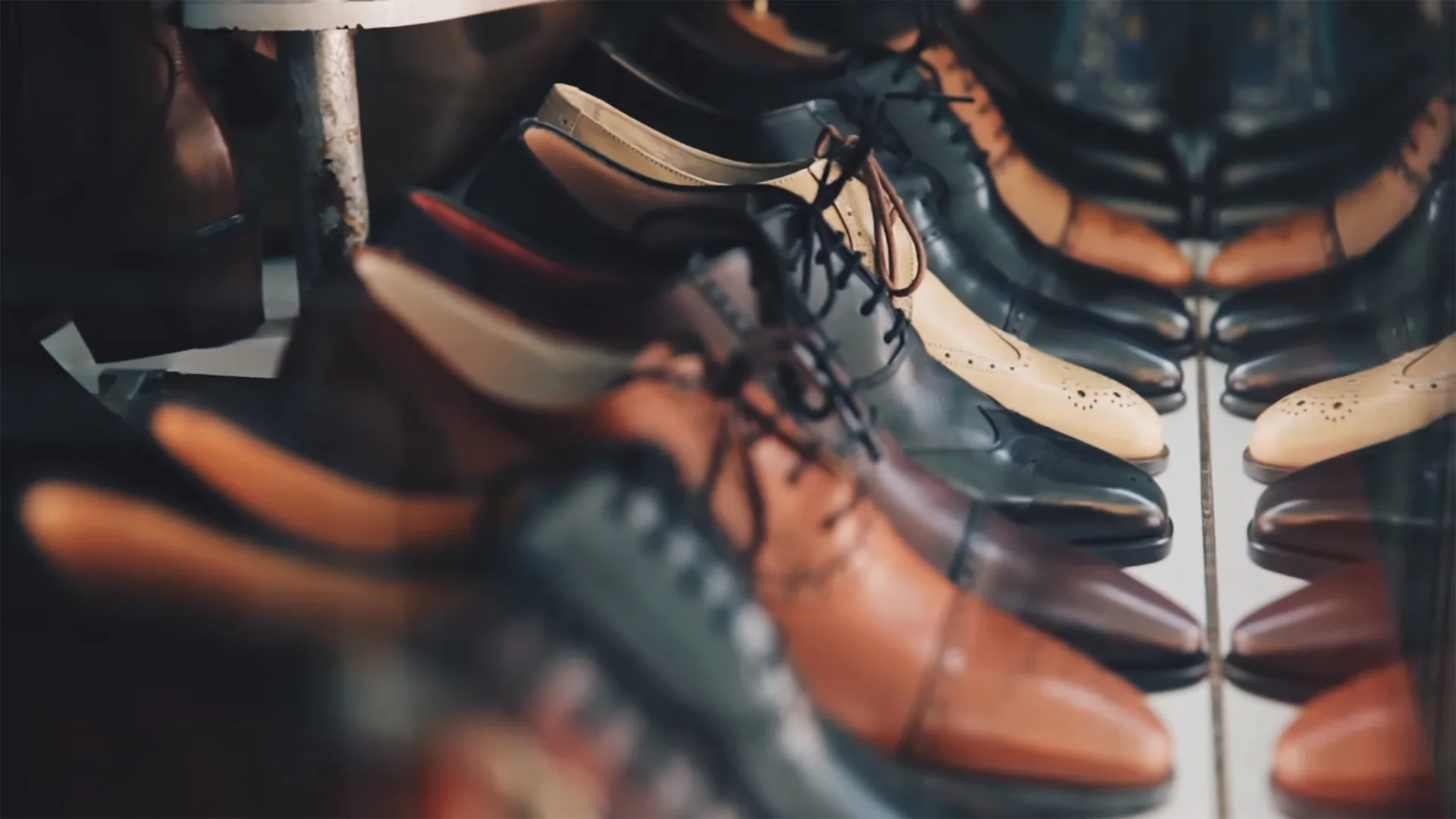 Auswahl klassischer Herrenschuhe in verschiedenen Farben